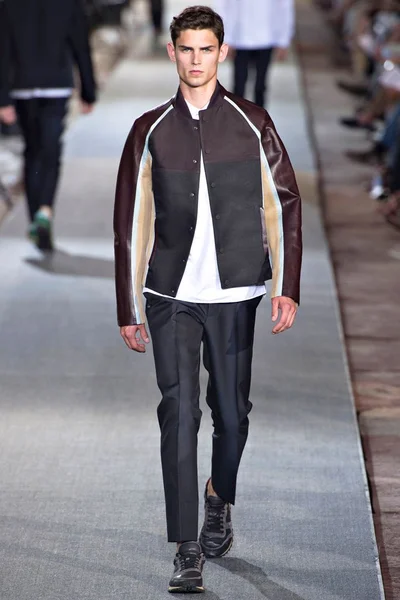 Look 32